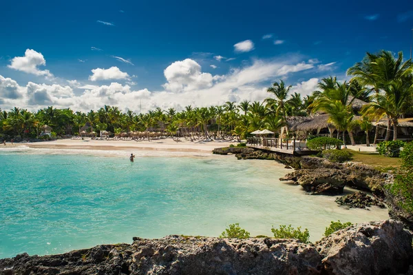 Ontspannen op externe tropisch paradijs strand in Dominicaanse Republiek, Seychellen, Caribisch gebied, Mauritius, Filippijnen, Bahama 's. — Stockfoto