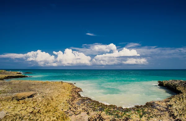 Relaxace na odlehlé pláži tropického ráje v Dominikánské republice, Seychely, Karibik, Mauritius, Filipíny, Bahamy. — Stock fotografie