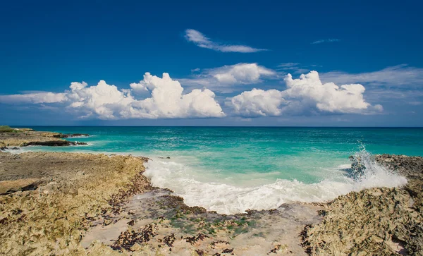 Relaxace na odlehlé pláži tropického ráje v Dominikánské republice, Seychely, Karibik, Mauritius, Filipíny, Bahamy. — Stock fotografie