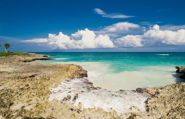 Entspannung am abgelegenen tropischen Paradiesstrand in der Dominikanischen Republik, Seychellen, Karibik, Mauritius, Philippinen, Bahamas. — Stockfoto