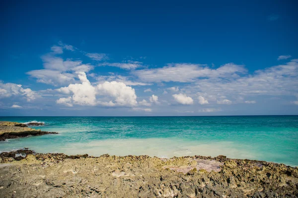 Ontspannen op externe tropisch paradijs strand in Dominicaanse Republiek, Seychellen, Caribisch gebied, Mauritius, Filippijnen, Bahama 's. — Stockfoto