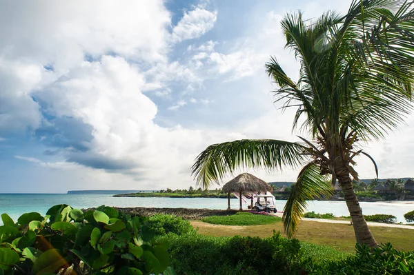 Relaxace na odlehlé pláži tropického ráje v Dominikánské republice, Seychely, Karibik, Mauritius, Filipíny, Bahamy. — Stock fotografie