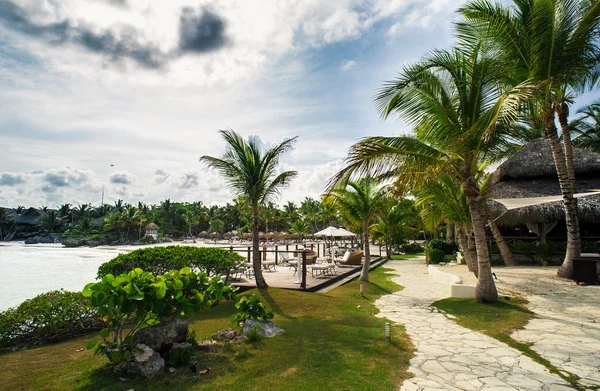 Koppla av på remote tropiskt paradis strand i Dominikanska republiken, Seychellerna, Caribbean, Mauritius, Filippinerna, Bahamas. — Stockfoto