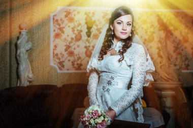 Muhteşem gelin sarışın gelinlikle evde poz ve damat için bekleyen elmas takı ile lüks iç.