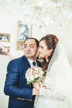 Genç çift kapalı düğün portre. Gelin ve damat.