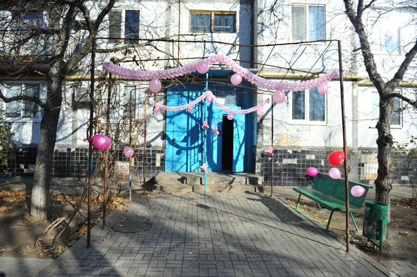 La maison de mariée décorée de ballons — Photo