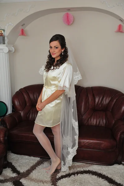 Joyeux belle mariée essaie sur une robe de mariée robe de chambre. Fille ont la préparation finale pour le mariage. Belle femme nouvellement mariée avec les cheveux longs — Photo