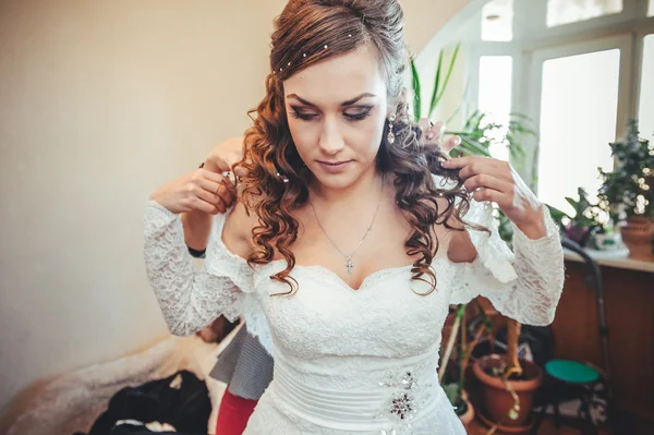 Beleza jovem noiva vestida com elegância vestido de noiva branco — Fotografia de Stock