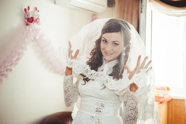 Beauté jeune mariée habillée dans l'élégance robe de mariée blanche — Photo