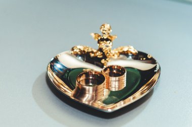 Altın alyans altın plaka kalp tasarımı.