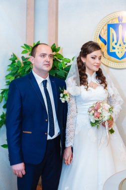 Evlilik kayıt. Gelin ve damat evlilik sertifika imzalama. Genç çift düğün belgelerin imzalanması.