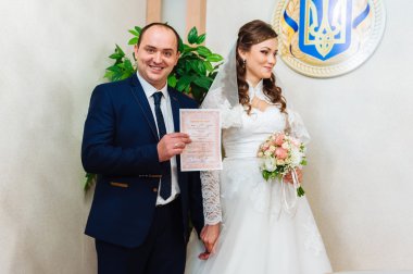 Evlilik kayıt. Gelin ve damat evlilik sertifika imzalama. Genç çift düğün belgelerin imzalanması.