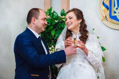 Evlilik kayıt. Gelin ve damat evlilik sertifika imzalama. Genç çift düğün belgelerin imzalanması.