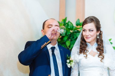 Evlilik kayıt. Gelin ve damat evlilik sertifika imzalama. Genç çift düğün belgelerin imzalanması.