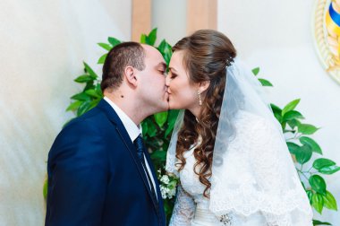 Evlilik kayıt. Gelin ve damat evlilik sertifika imzalama. Genç çift düğün belgelerin imzalanması.