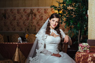 Muhteşem gelin sarışın gelinlikle evde poz ve damat için bekleyen elmas takı ile lüks iç.