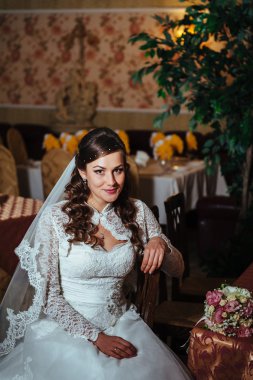 Muhteşem gelin sarışın gelinlikle evde poz ve damat için bekleyen elmas takı ile lüks iç.