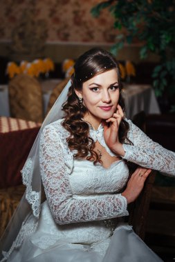 Muhteşem gelin sarışın gelinlikle evde poz ve damat için bekleyen elmas takı ile lüks iç.