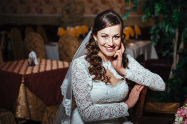 Muhteşem gelin sarışın gelinlikle evde poz ve damat için bekleyen elmas takı ile lüks iç.