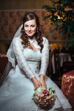 Muhteşem gelin sarışın gelinlikle evde poz ve damat için bekleyen elmas takı ile lüks iç.