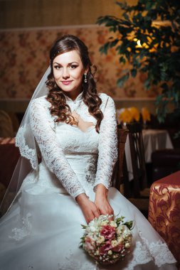 Muhteşem gelin sarışın gelinlikle evde poz ve damat için bekleyen elmas takı ile lüks iç.