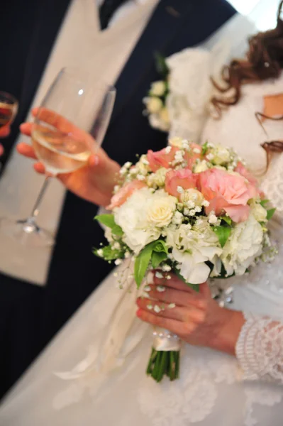 Bouquet de fleurs de mariage, gros plan. Jeune couple de mariage portrait intérieur . — Photo