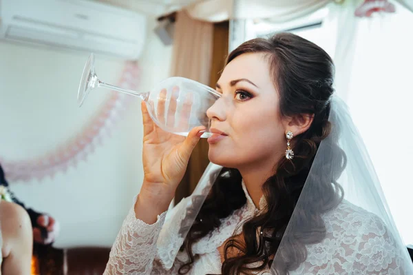 Bruden drik på bryllupsdag - Stock-foto
