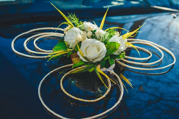 Wedding Flower bouquet decoration on vintage wedding car — Stock Photo, Image