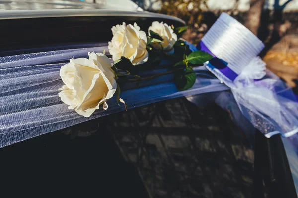 Decoração de buquê de flores de casamento no carro de casamento vintage — Fotografia de Stock