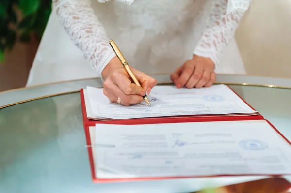 Υπογραφή υπογραφή στο πιστοποιητικό γάμου νύφη. — Φωτογραφία Αρχείου
