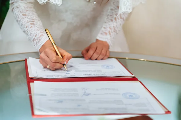 Firma de novia firma en el certificado de boda . — Foto de Stock