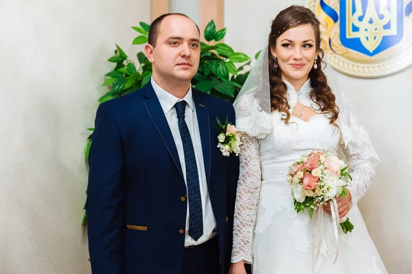 The marriage register. Bride and Groom Signing Marriage Certificate. Young couple signing wedding documents. — Stock Photo, Image