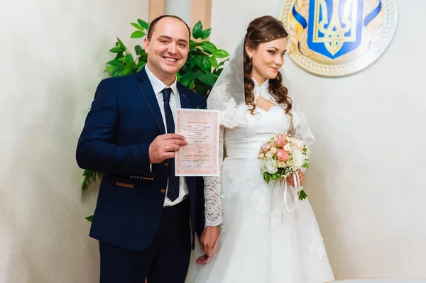 Le registre du mariage. Signature du certificat de mariage de la mariée et du fiancé. Jeune couple signant des documents de mariage . — Photo