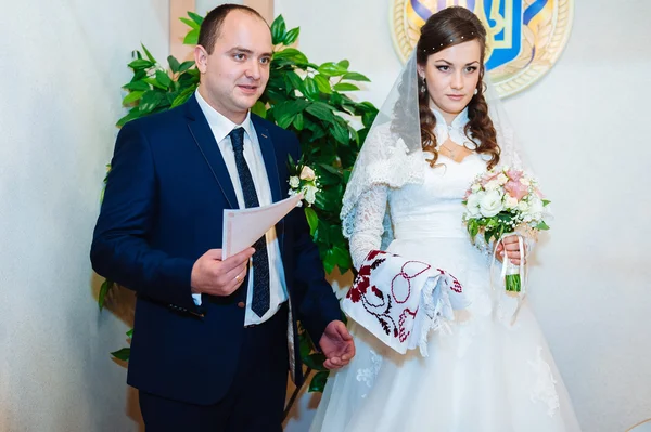 Le registre du mariage. Signature du certificat de mariage de la mariée et du fiancé. Jeune couple signant des documents de mariage . — Photo