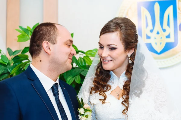 The marriage register. Bride and Groom Signing Marriage Certificate. Young couple signing wedding documents. — Stock Photo, Image