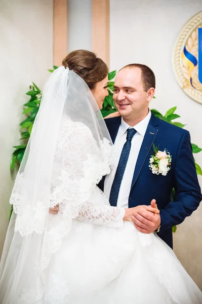 Le registre du mariage. Signature du certificat de mariage de la mariée et du fiancé. Jeune couple signant des documents de mariage . — Photo