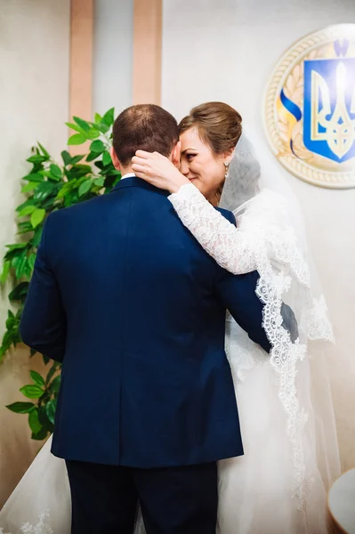 A házassági jegyzékbe. Menyasszony és a vőlegény aláíró tanúsítvány házasság. Fiatal pár esküvői dokumentumok aláírásakor. — Stock Fotó
