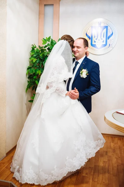 Het huwelijksregister. Bruid en bruidegom huwelijk handtekeningcertificaat. Jong koppel bruiloft documenten ondertekenen. — Stockfoto