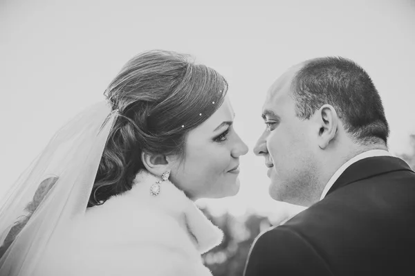 Sposi felici il giorno del loro matrimonio in un parco. Abito da sposa e mazzo di fiori . — Foto Stock