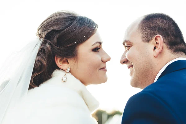 Sposi felici il giorno del loro matrimonio in un parco. Abito da sposa e mazzo di fiori . — Foto Stock
