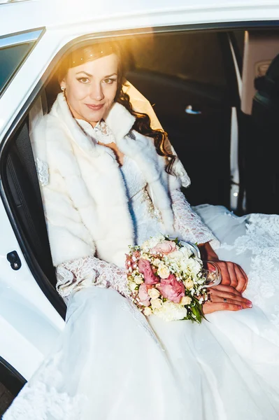 Portrait en gros plan d'une jolie mariée timide dans une fenêtre de voiture — Photo
