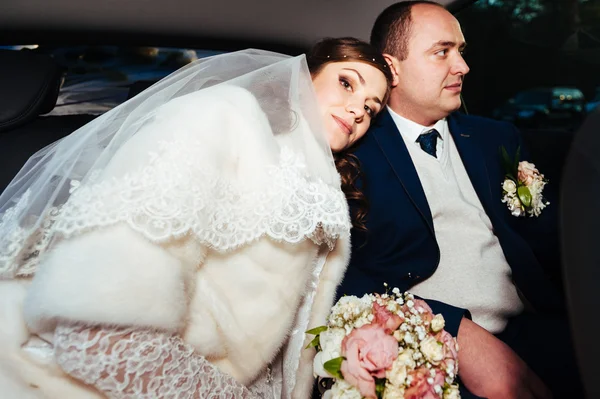 Ritratto di sposa e sposo felici in macchina . — Foto Stock