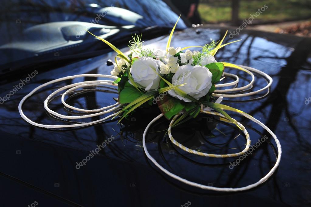 Decoração de buquê de flores de casamento no carro de casamento vintage  fotos, imagens de © AZZ #71350831