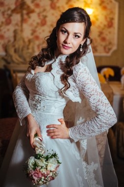 Muhteşem gelin sarışın gelinlikle evde poz ve damat için bekleyen elmas takı ile lüks iç.