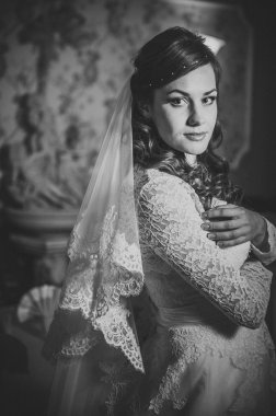 Muhteşem gelin sarışın gelinlikle evde poz ve damat için bekleyen elmas takı ile lüks iç.