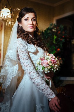 Muhteşem gelin sarışın gelinlikle evde poz ve damat için bekleyen elmas takı ile lüks iç.