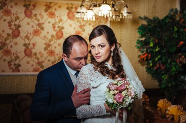 güzel gelin ve damat onların düğün kutlama lüks bir restoranda üzerinde.