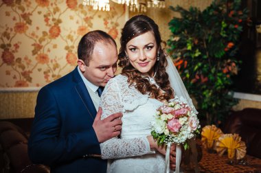 güzel gelin ve damat onların düğün kutlama lüks bir restoranda üzerinde.