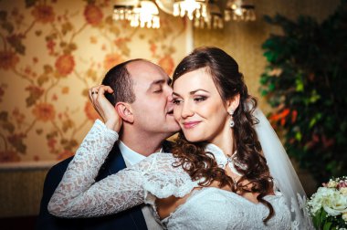 güzel gelin ve damat onların düğün kutlama lüks bir restoranda üzerinde.