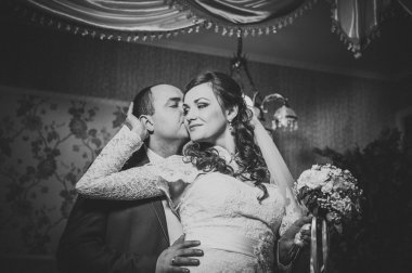 güzel gelin ve damat onların düğün kutlama lüks bir restoranda üzerinde.